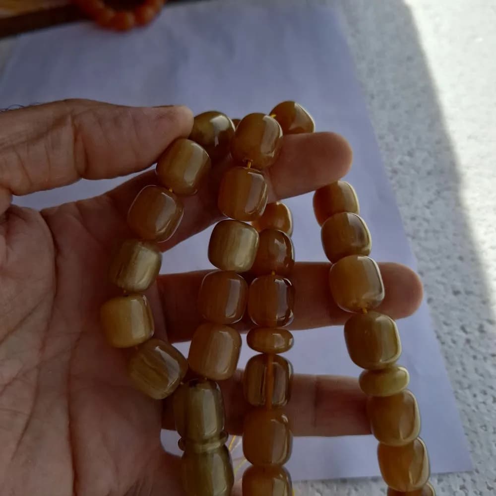 تسبیح سندلوس 33 دانه کد 1011 بودار تراش استوانه‌ای لبه گرد خوشرنگ آقابزرگ — تصویر ۶