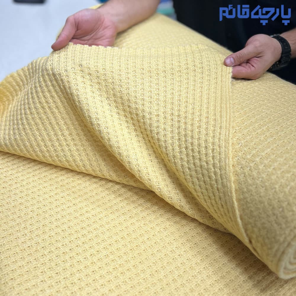 پارچه پاییزه و زمستانه بافت لیمویی روشن طرح ریز کره ای کد ۳۵۶۸ — تصویر ۳