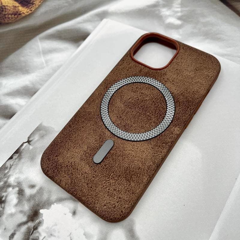 قاب گوشی iPhone 15 آیفون Old Money چرم داخل پارچه ای مگ سیف Magsafe فلزی اورجینال کلاسیک محافظ لنز برجسته قهوه ای کد 323915 — تصویر ۲