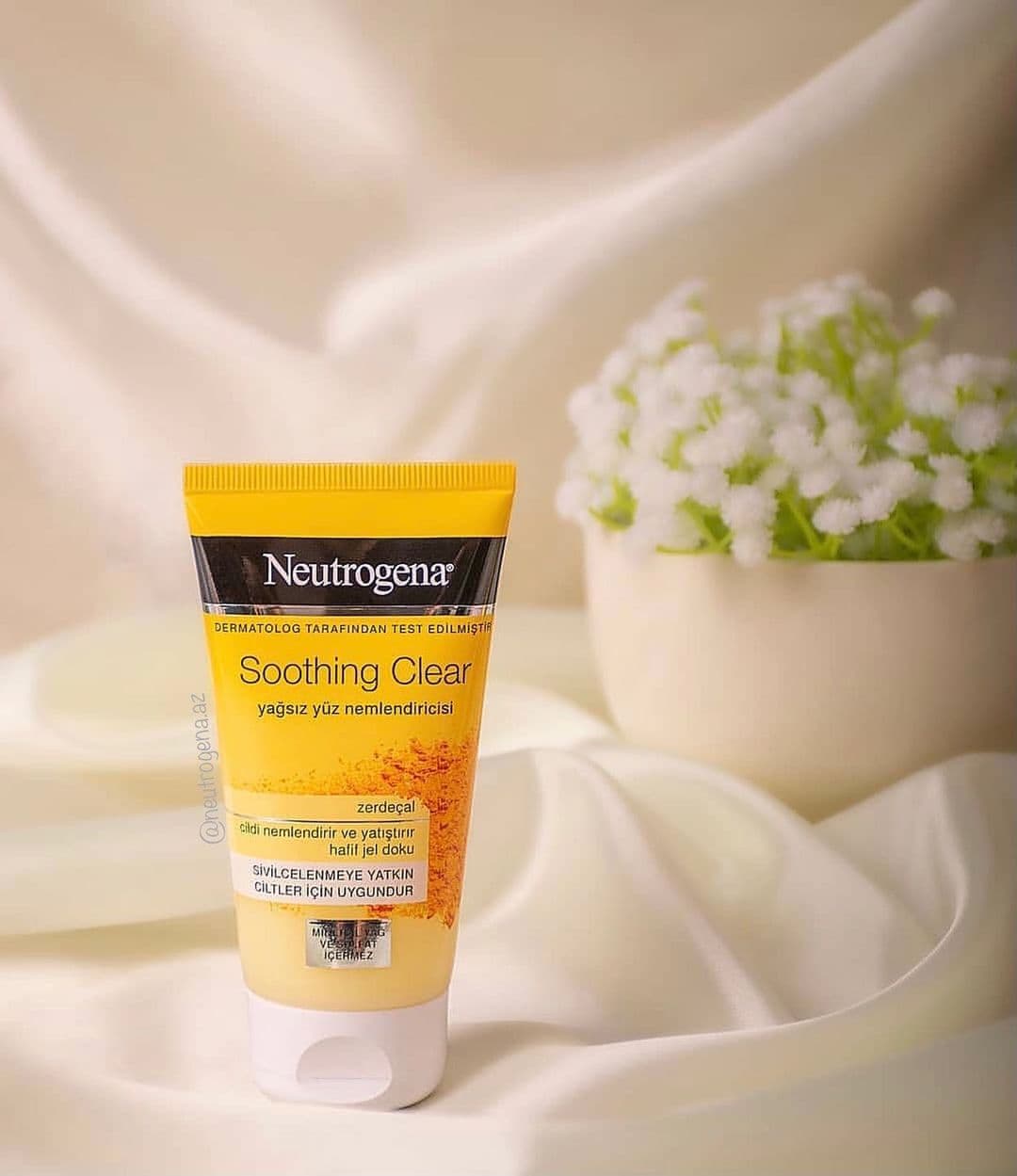 ژل اسکراب زرد چوبه نیتروژنا Neutrogena — تصویر ۳