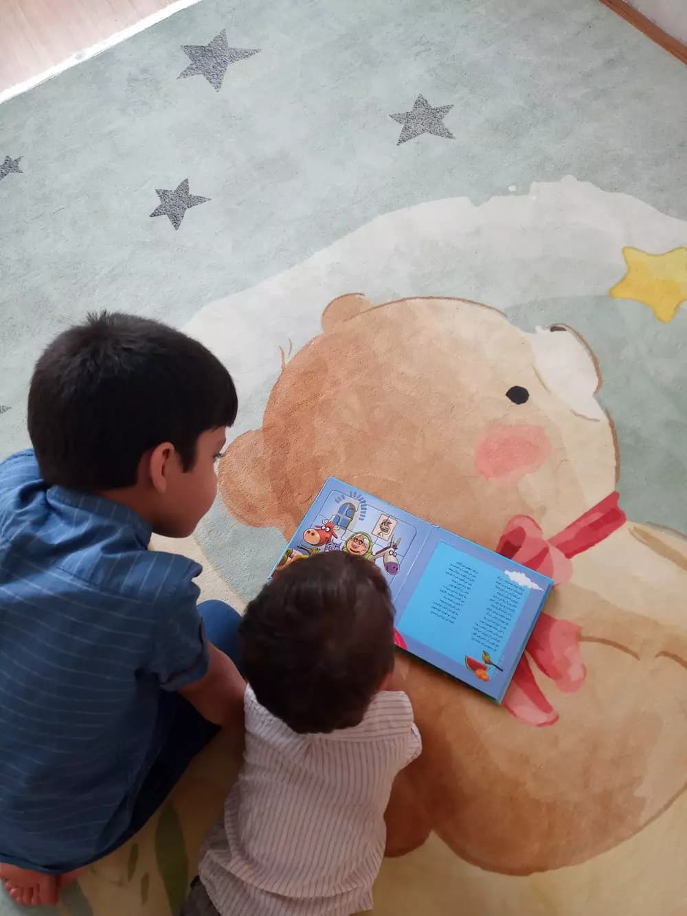 فرش کودک طرح خرس و ماه کد 100289 تمام رنگ 700 شانه — تصویر ۲