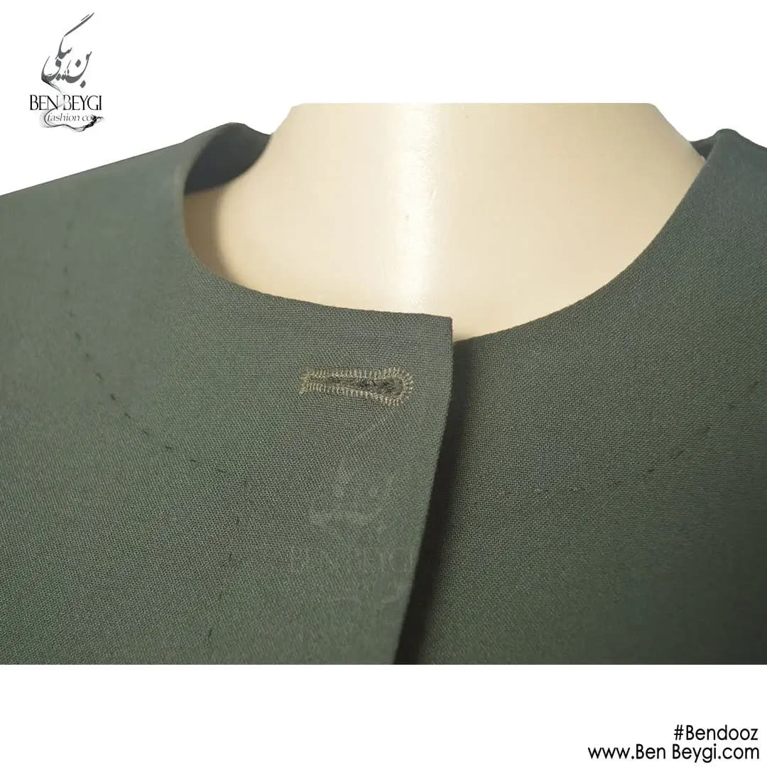 مانتو شلوار اداری سبز یقه گرد بانتو دوزی جیب سوم پارچه بزیاق قد 100 کد 22059 — تصویر ۳