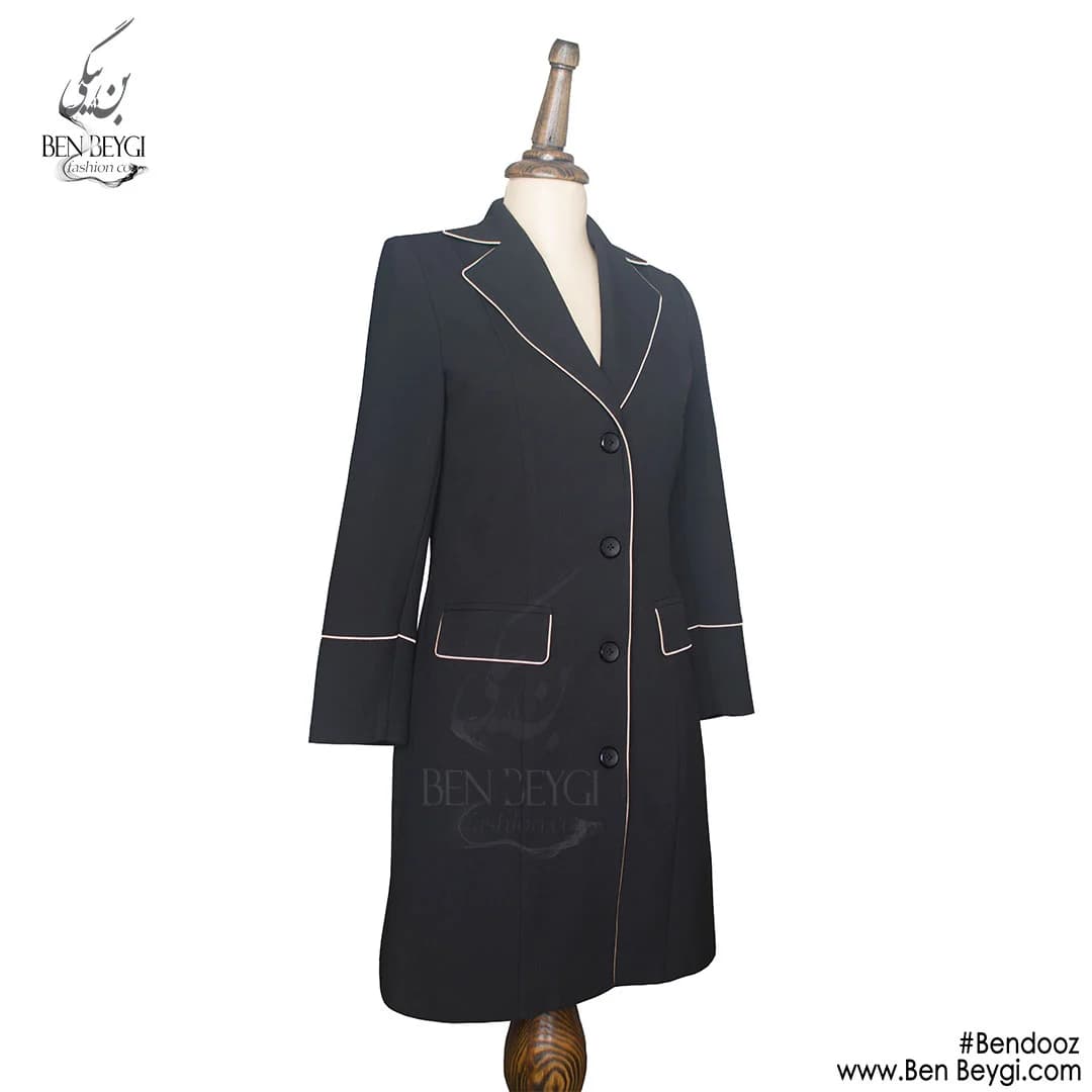 مانتو شلوار اداری مشکی یقه انگلیسی مغزی دوزی طلایی پارچه بزیاق قد 100 کد 22043 — تصویر ۲