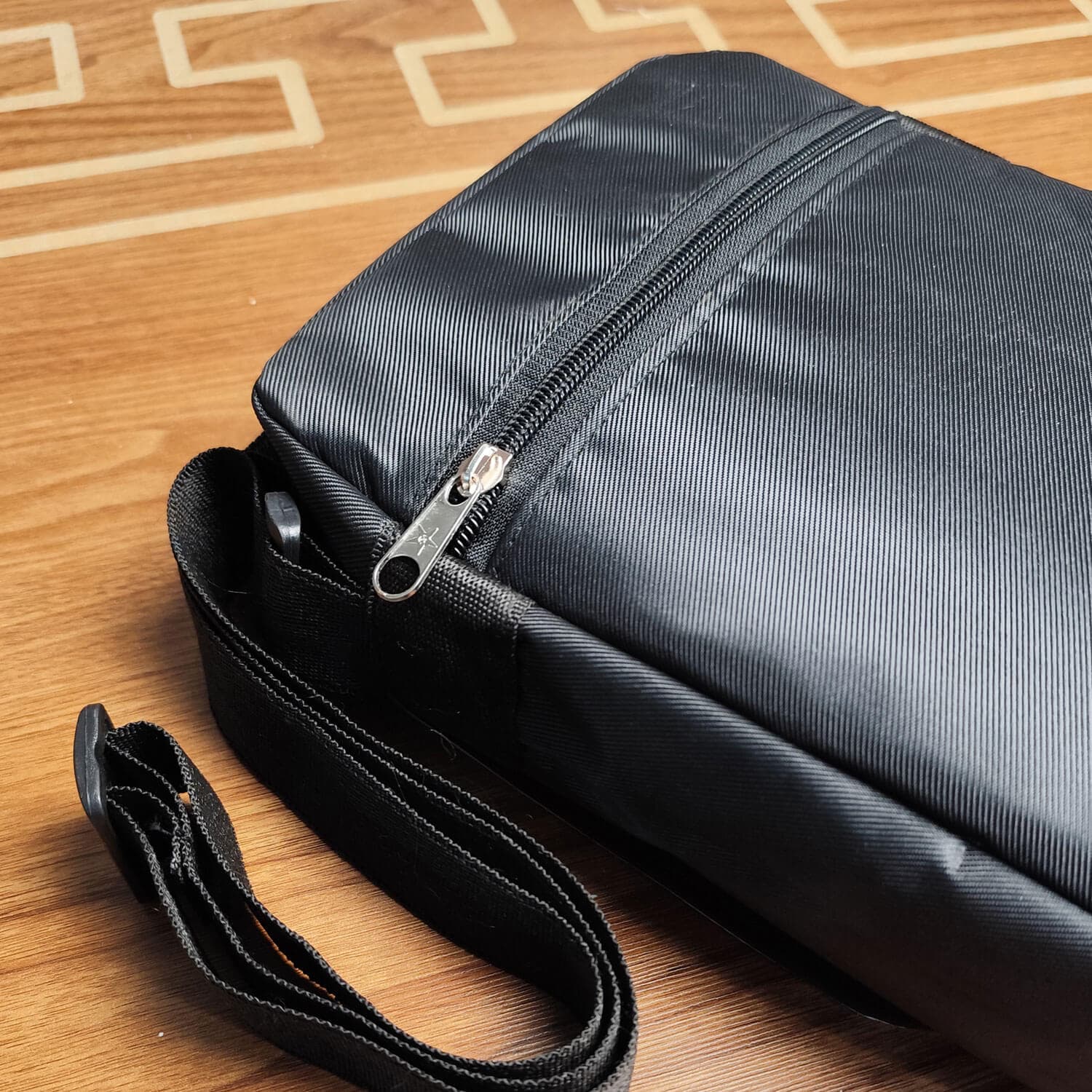 کیف دوشی طرح استرنجرتینگز کد 59 — تصویر ۶