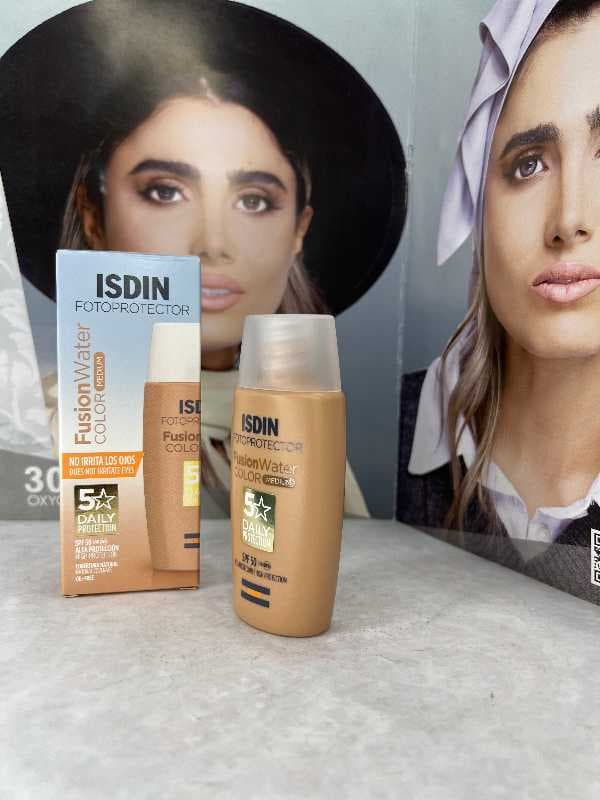 ضد آفتاب ایزدین Isdin فیوژن واتر رنگی مدل Medium — تصویر ۲
