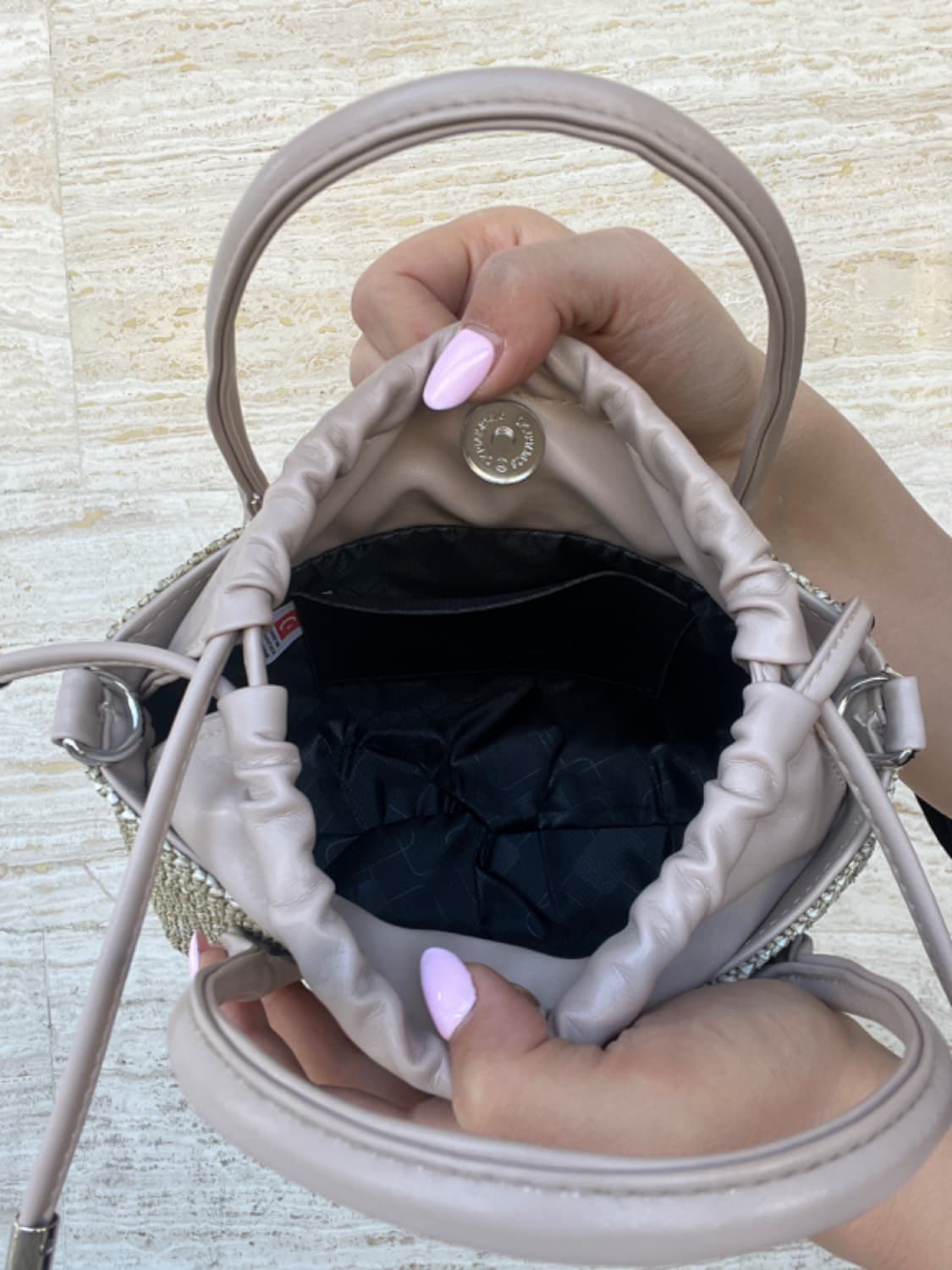 کیف حصیری و چرم کوچک دستی ولنتینو — تصویر ۳