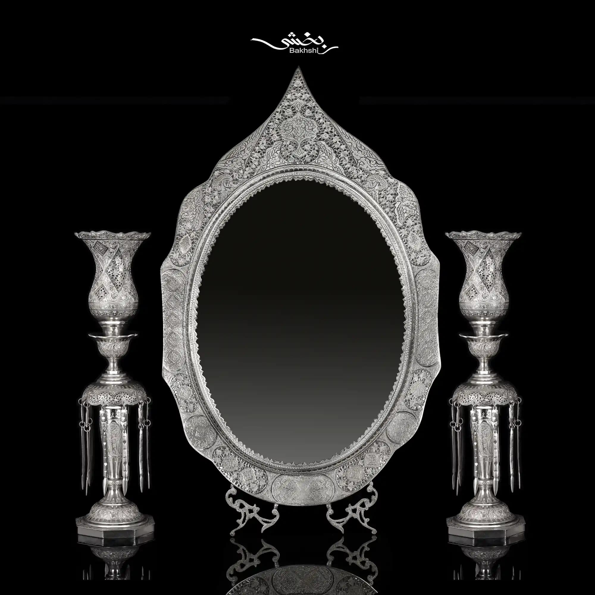 ست آینه تاجدار و شمعدان لاله آویزدار نقره اسلیمی — تصویر ۲