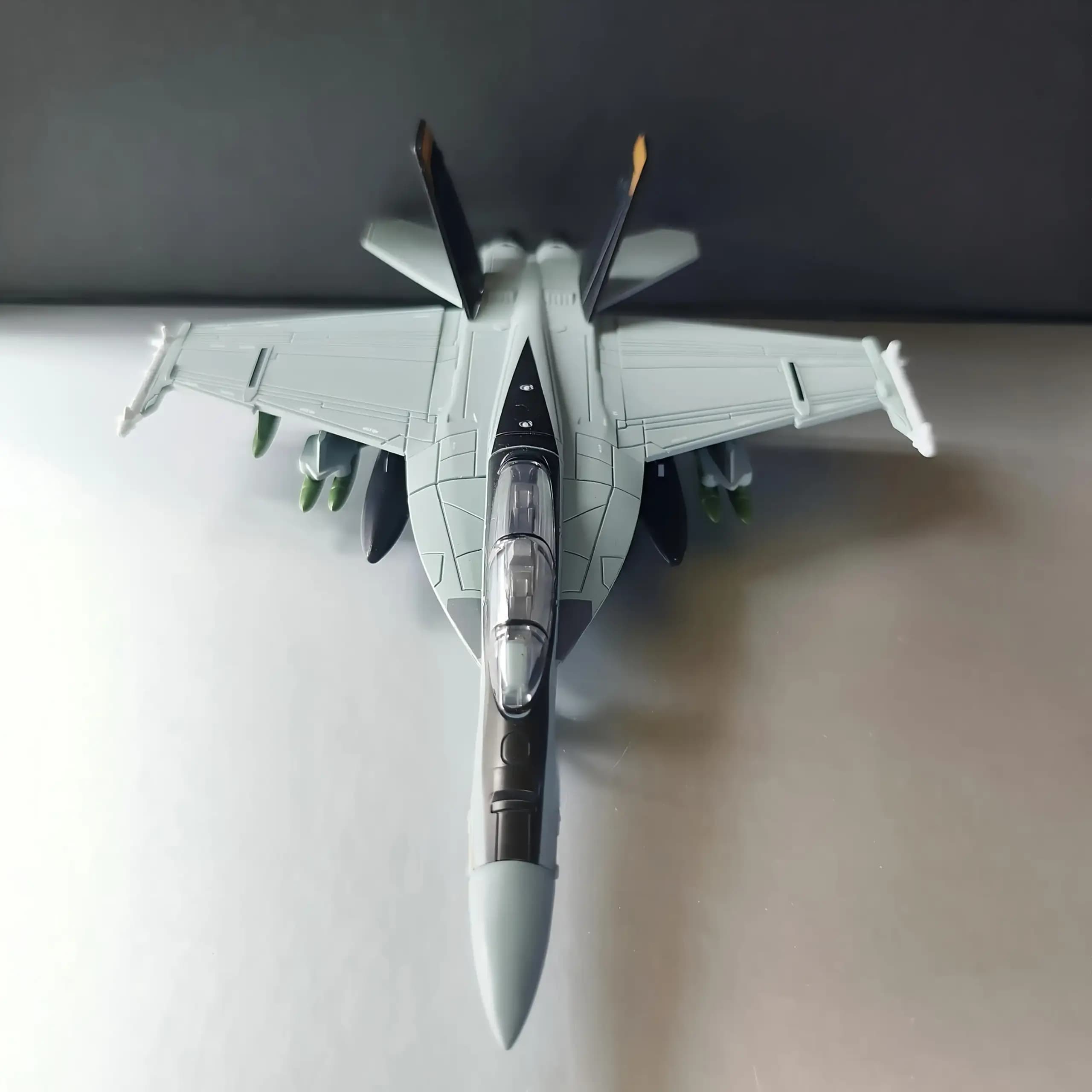 مدل پلاستیکی هواپیمای نظامی F/A-18 Super Hornet 1:72 — تصویر ۳