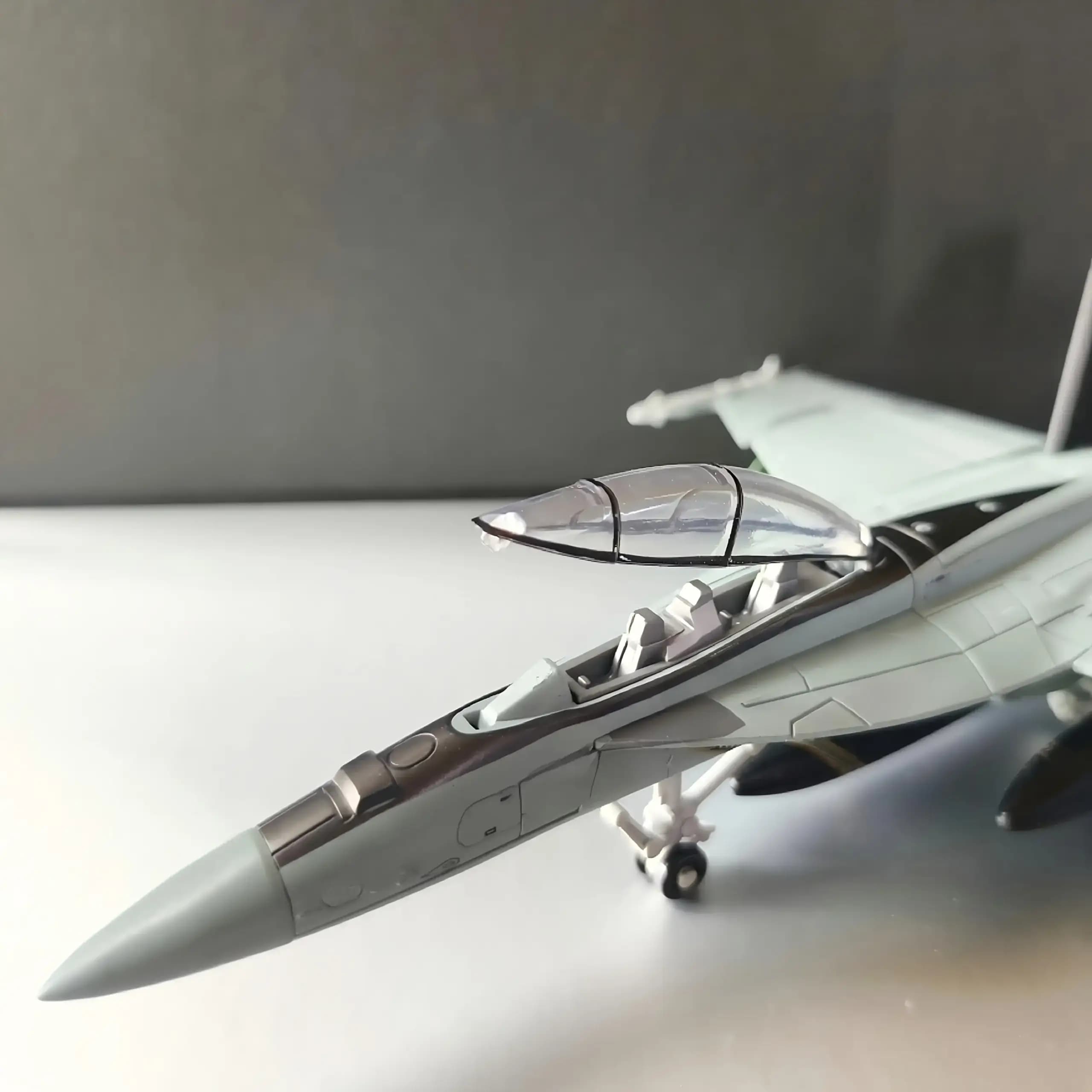 مدل پلاستیکی هواپیمای نظامی F/A-18 Super Hornet 1:72 — تصویر ۵