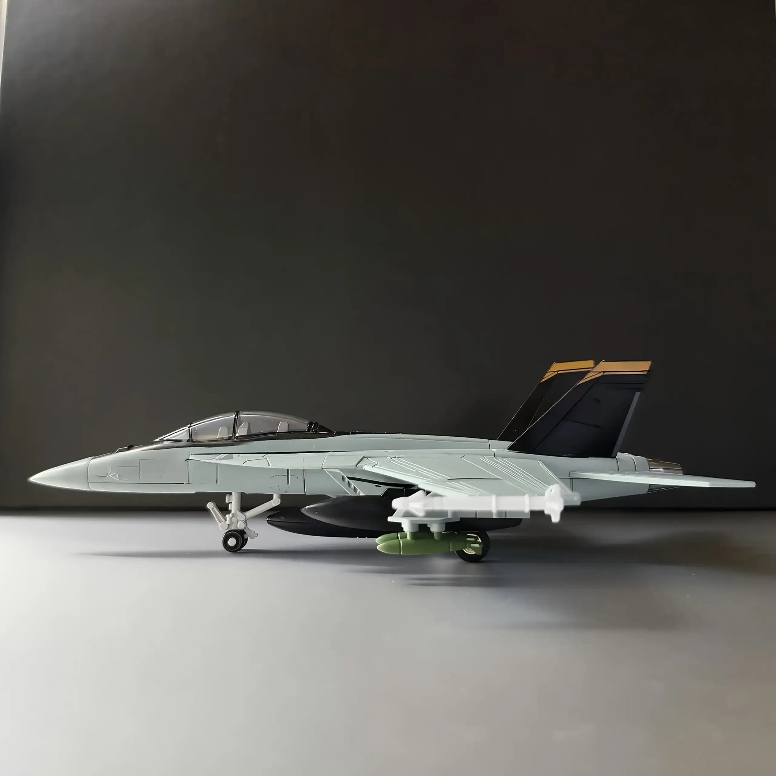 مدل پلاستیکی هواپیمای نظامی F/A-18 Super Hornet 1:72 — تصویر ۴