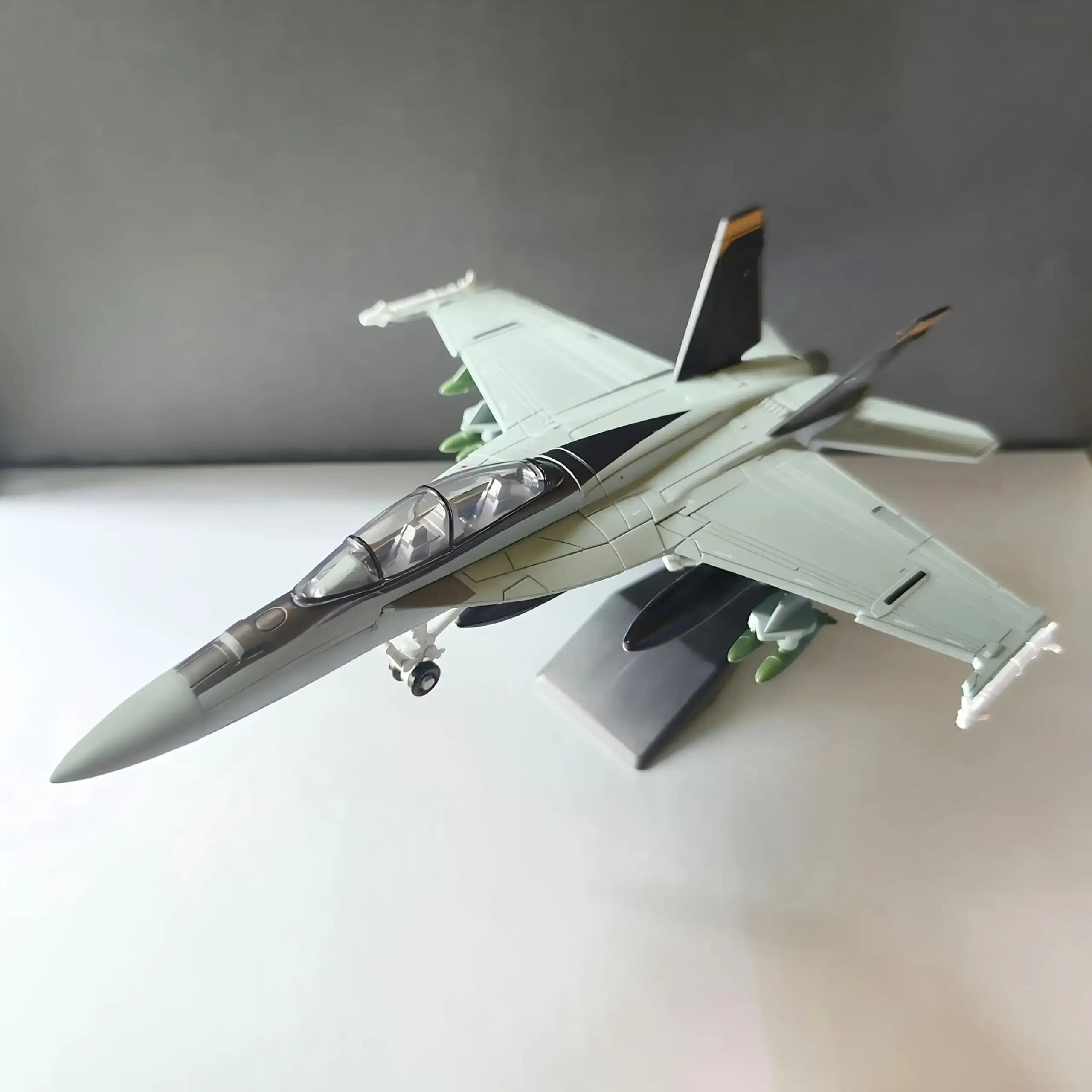 مدل پلاستیکی هواپیمای نظامی F/A-18 Super Hornet 1:72 — تصویر ۲