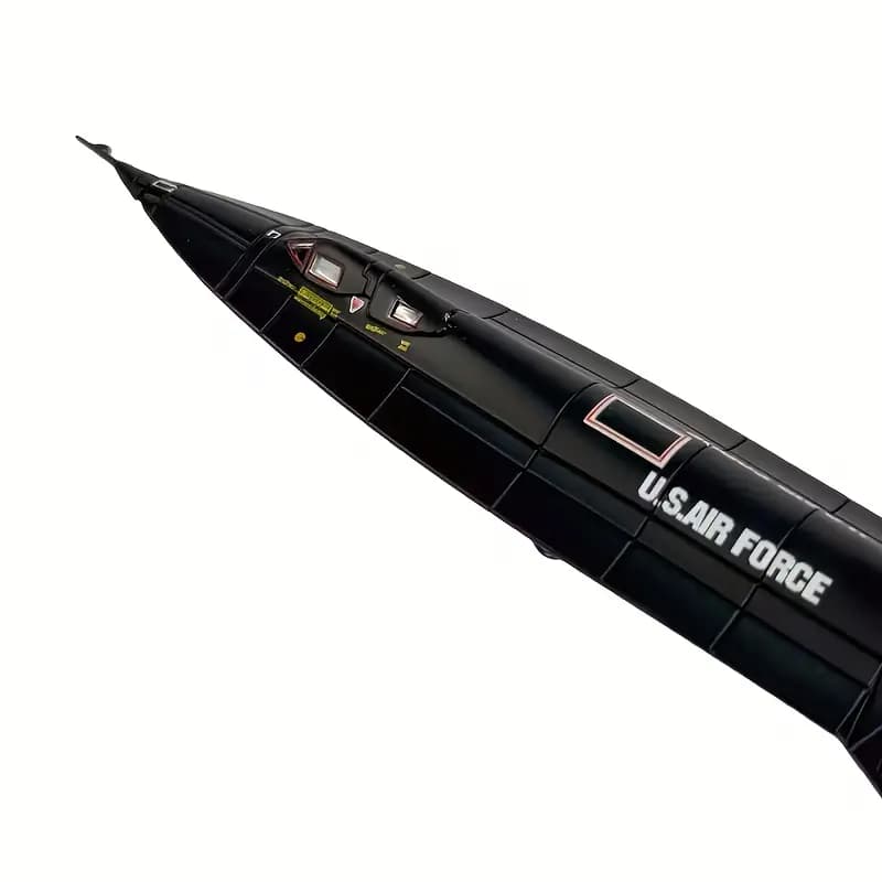 مدل هواپیمای SR-71 مشکی 1:144 با پایه نمایش — تصویر ۴