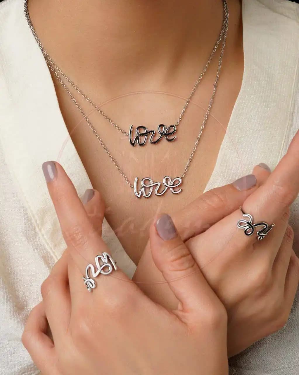 کالکشن لاو میناکاری | ست گردنبند و انگشتر LOVE با آبکاری طلا و استیل ضدحساسیت — تصویر ۳