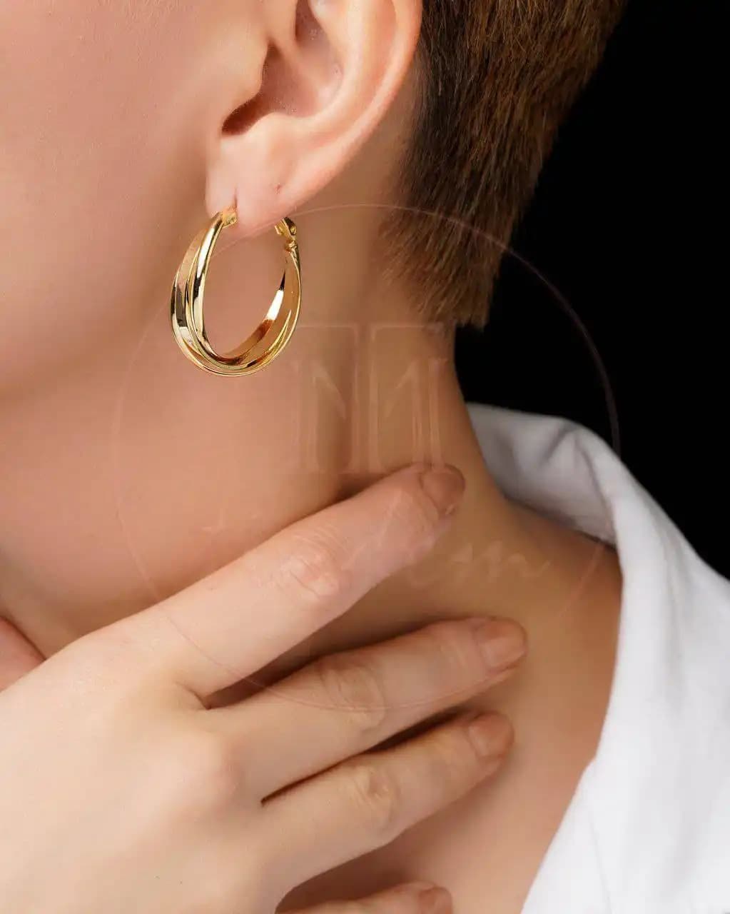 گوشواره حلقه‌ای فرم موج‌دار براق با آبکاری طلا | سبک، راحت و باکیفیت