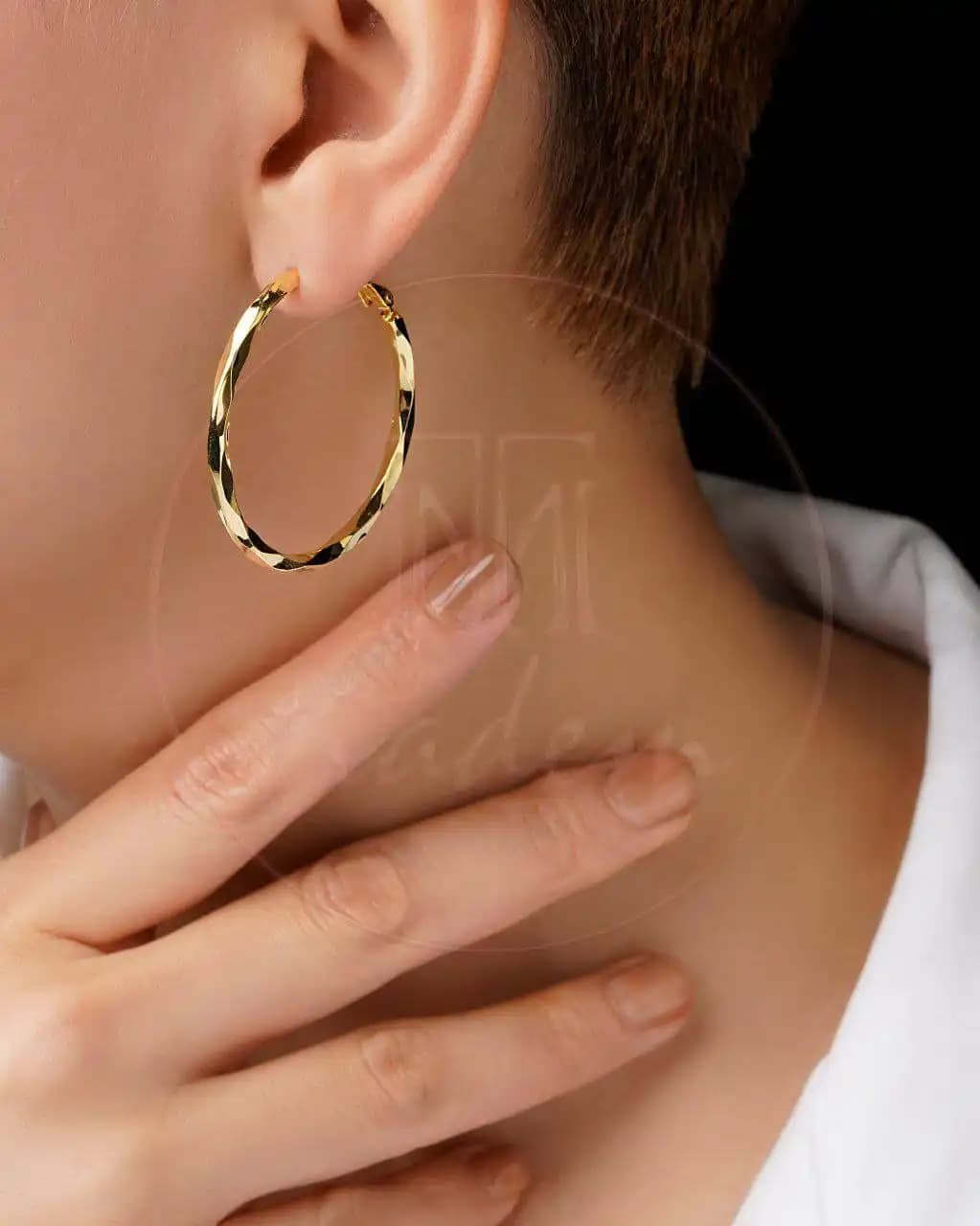گوشواره حلقه‌ای “گلد براوِستا” با تراش‌های زاویه‌دار براق