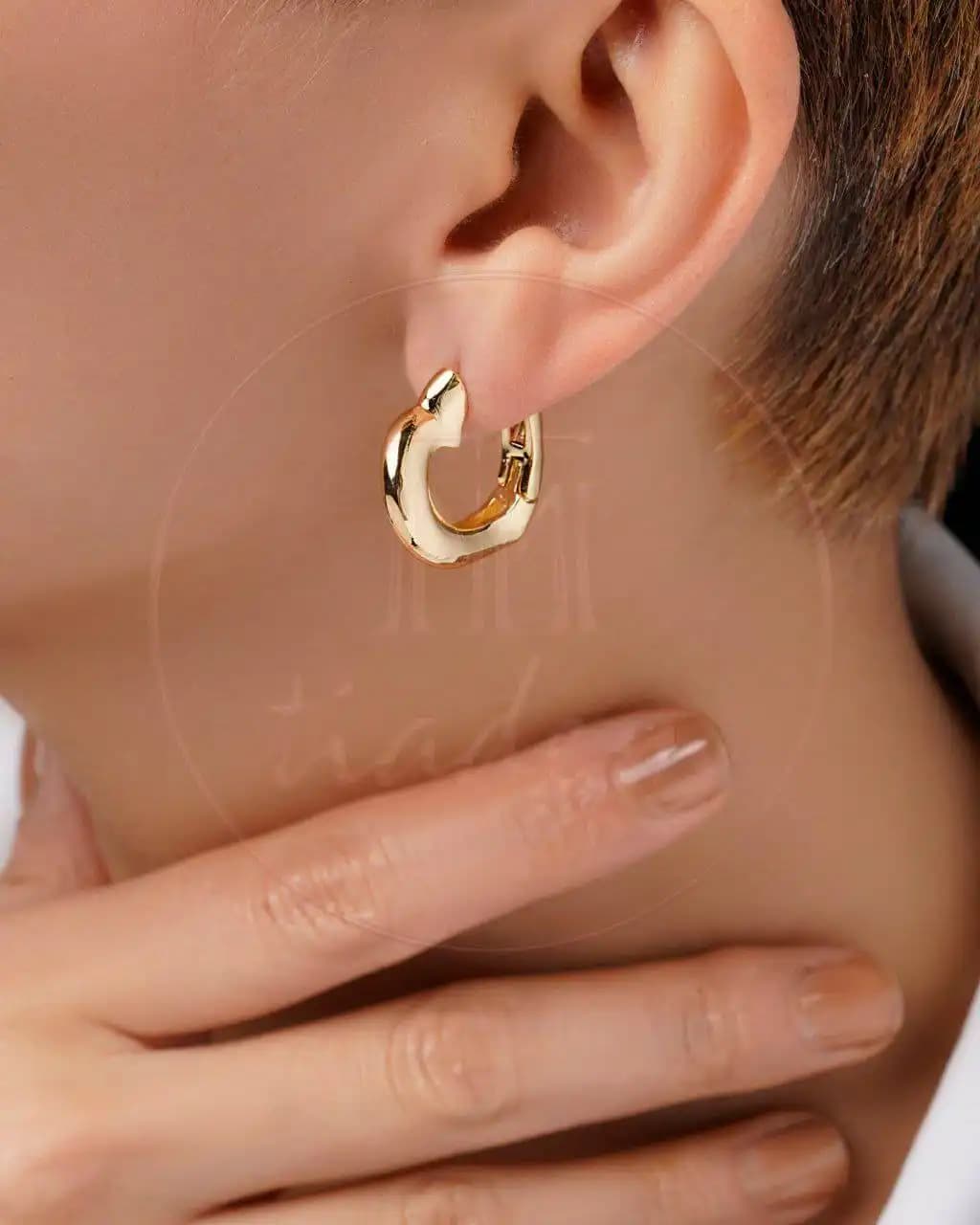 گوشواره حلقه‌ای گلد سوفت‌کرو با طراحی مینیمال براق و فرم کروی — تصویر ۲