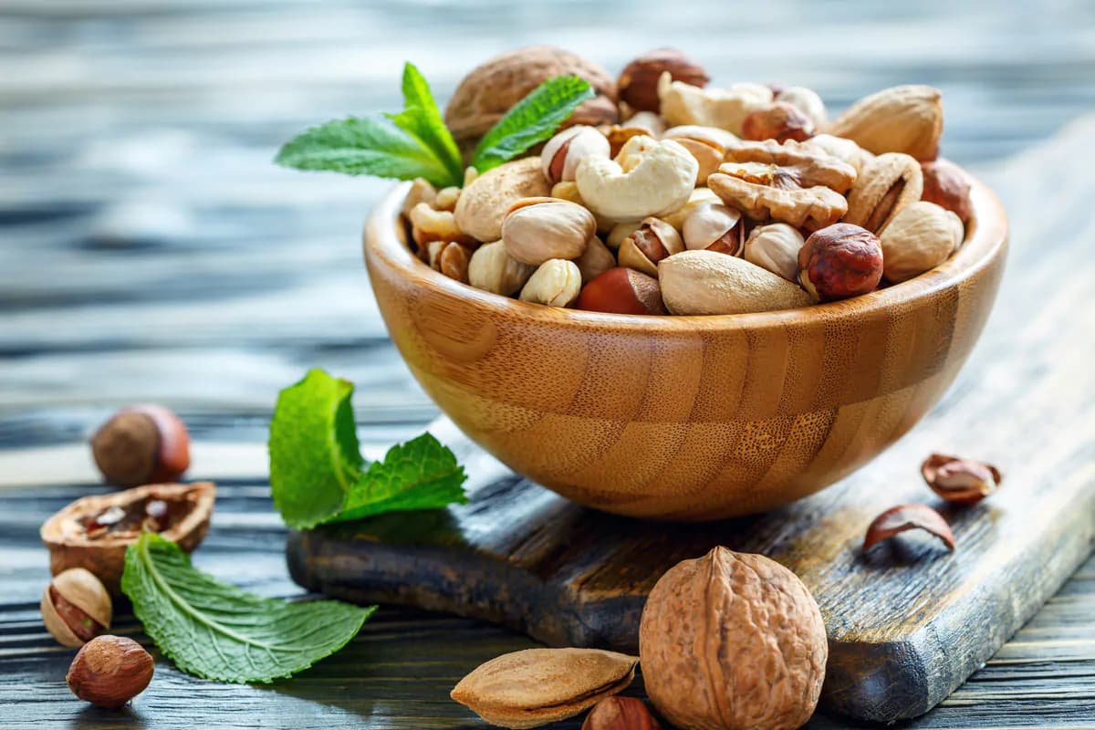 تصویر استوک آجیل و مغزها داخل ظرف چوبی