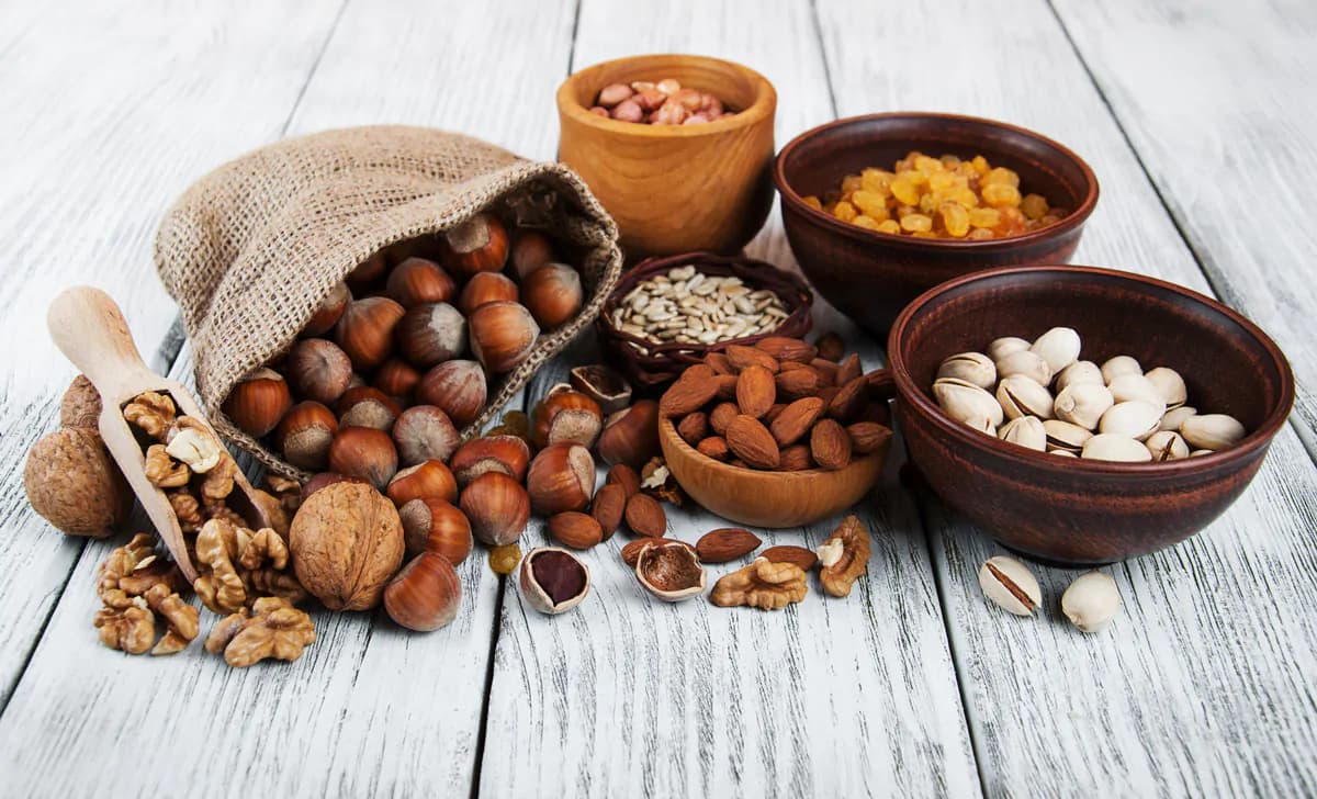 عکس استوک خشکبار داخل ظرف چوبی