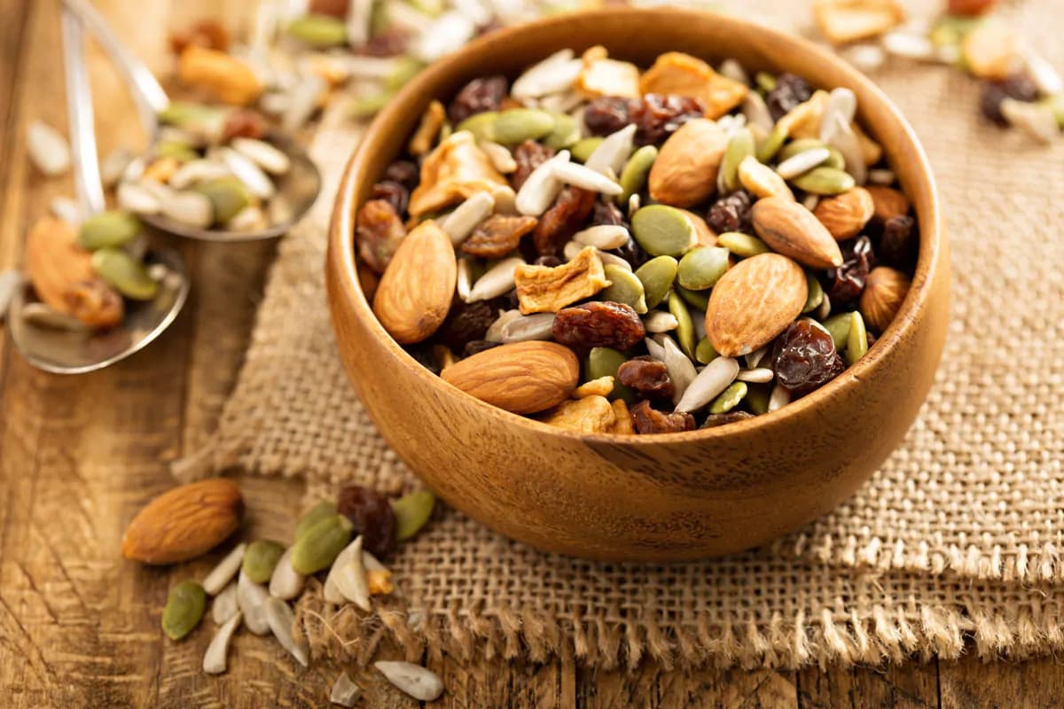 عکس استوک آجیل و میوه خشک در ظرف چوبی