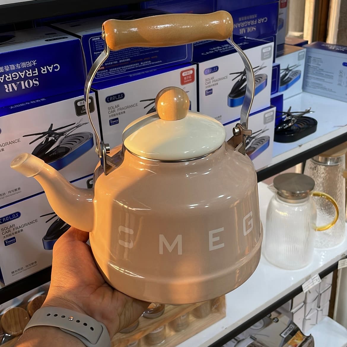 کتری لعابی ۲.۵ لیتری طرح اسمگ SMEG رنگ کرم (Brown) — تصویر ۵