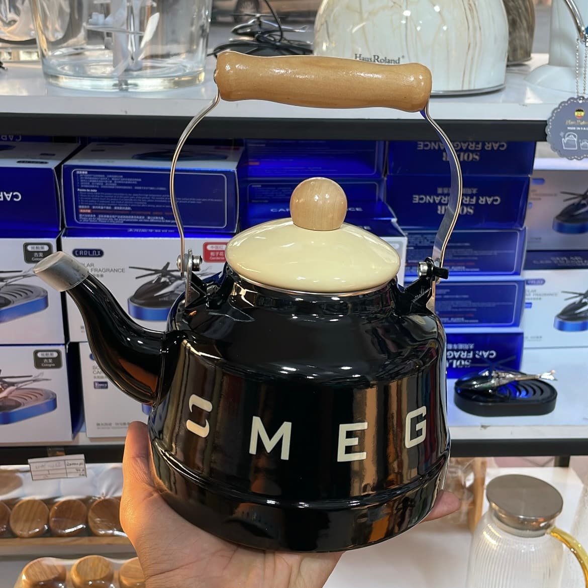 کتری لعابی ۲.۵ لیتری طرح اسمگ SMEG رنگ مشکی درب کرم