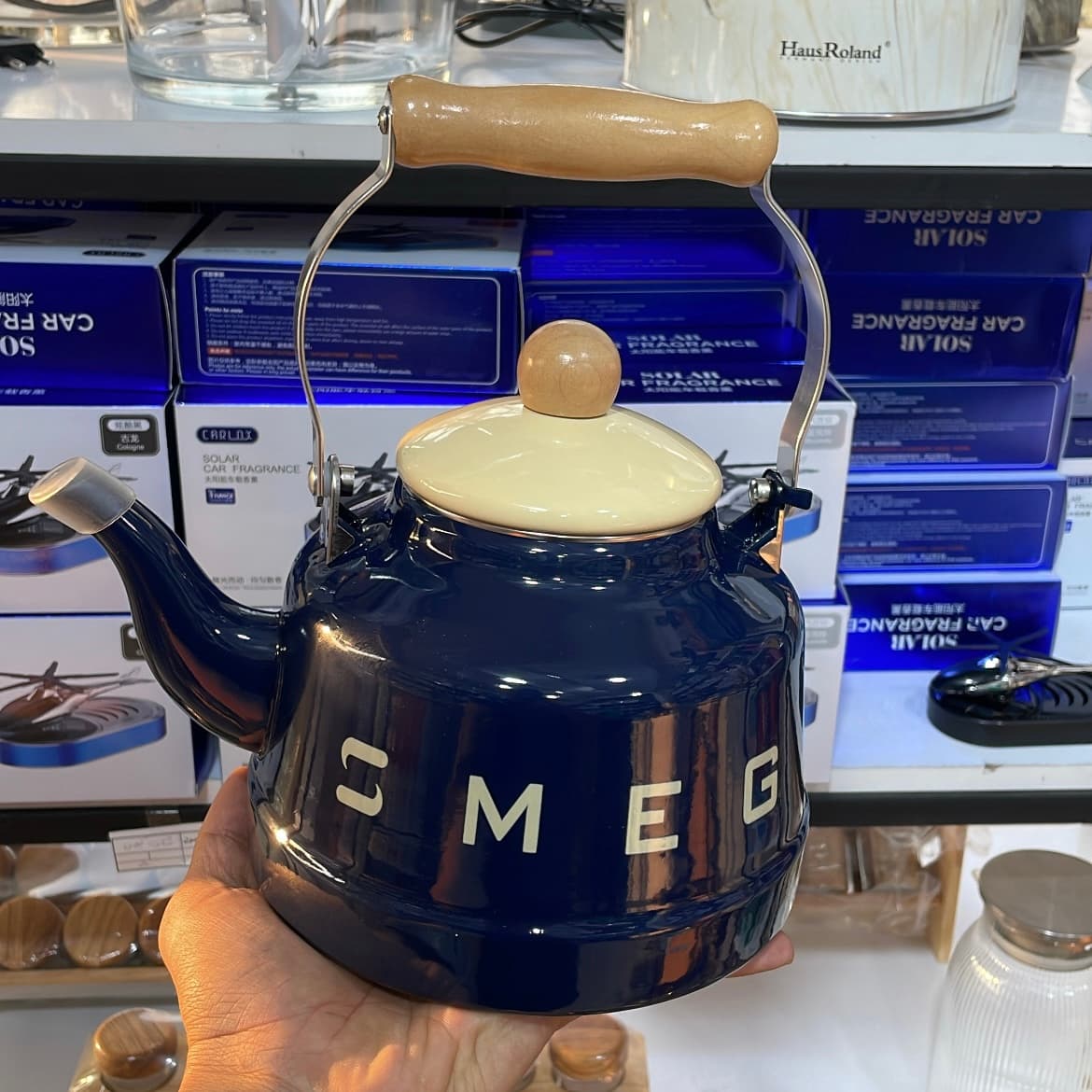 کتری لعابی ۲.۵ لیتری طرح اسمگ SMEG رنگ سورمهای — تصویر ۲