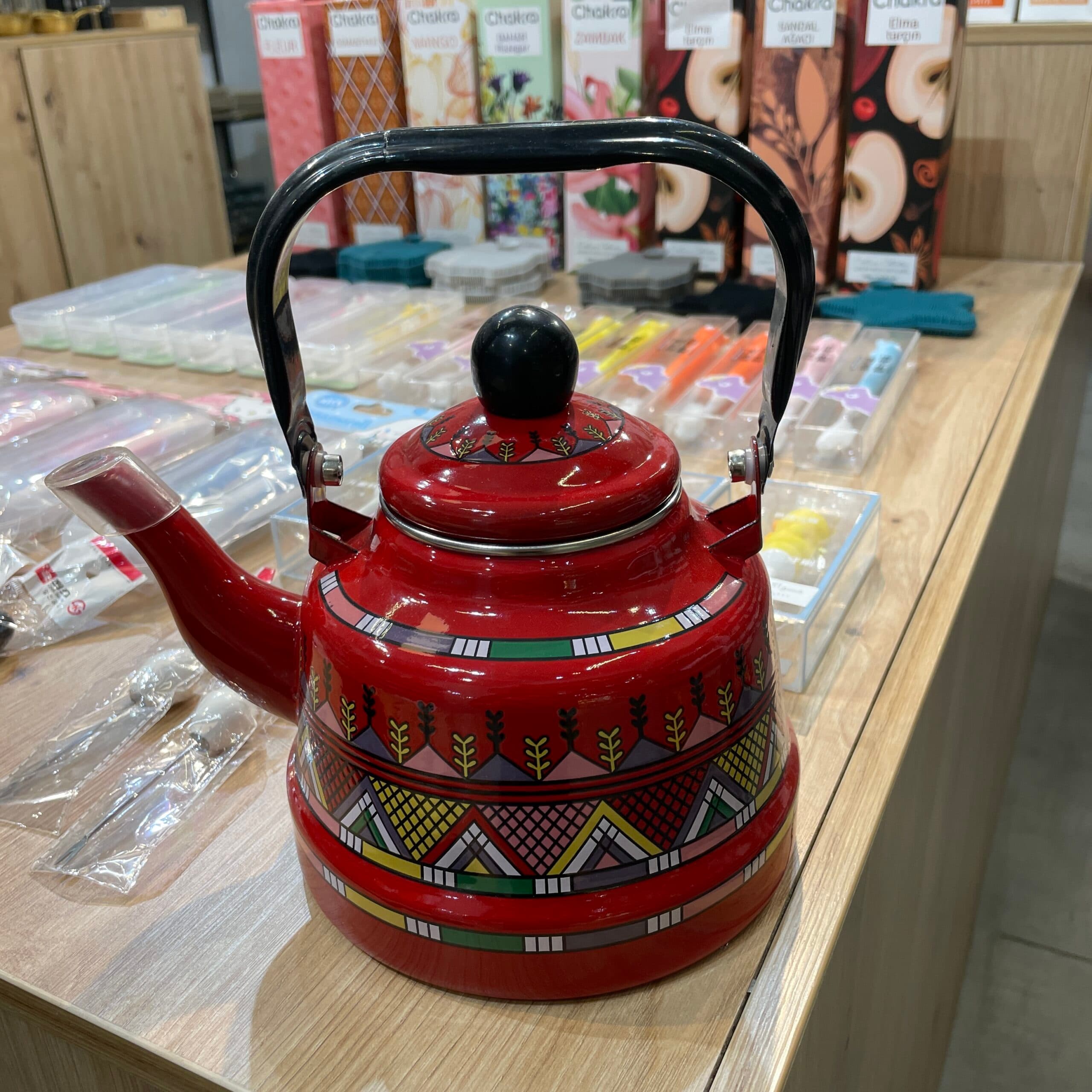 کتری لعابی ۱.۷ لیتر طرح مراکشی قرمز — تصویر ۴