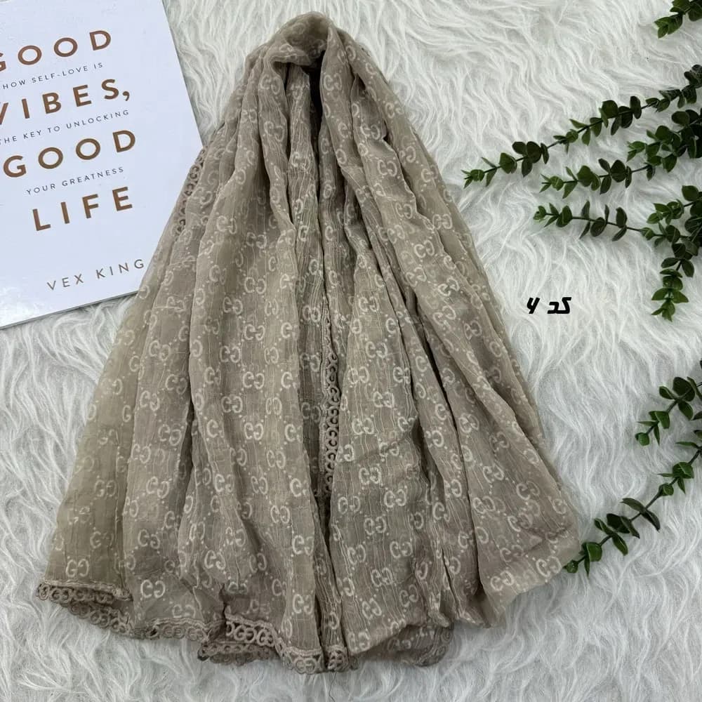 شال حریر مجلسی طرح گوچی قواره 190 در 80 سانتیمتر کد 1964 — تصویر ۲