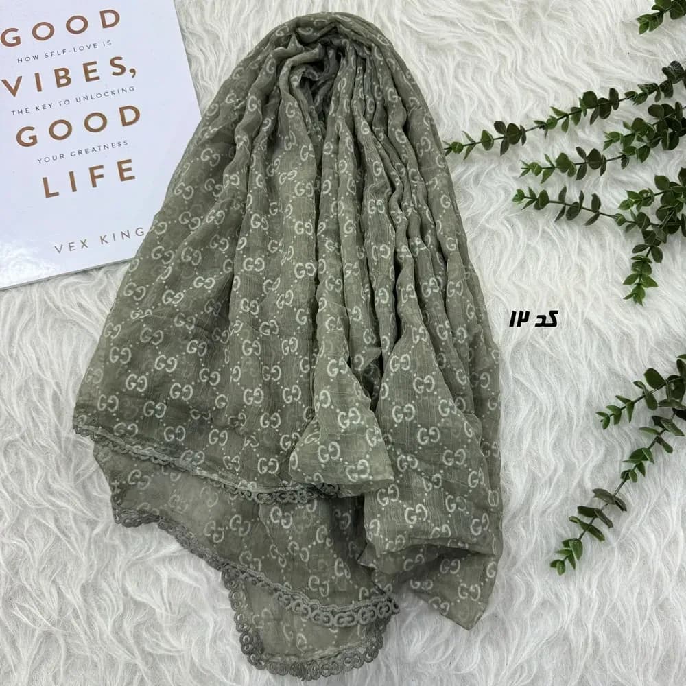 شال حریر مجلسی طرح گوچی قواره 190 در 80 سانتیمتر کد 1964 — تصویر ۶