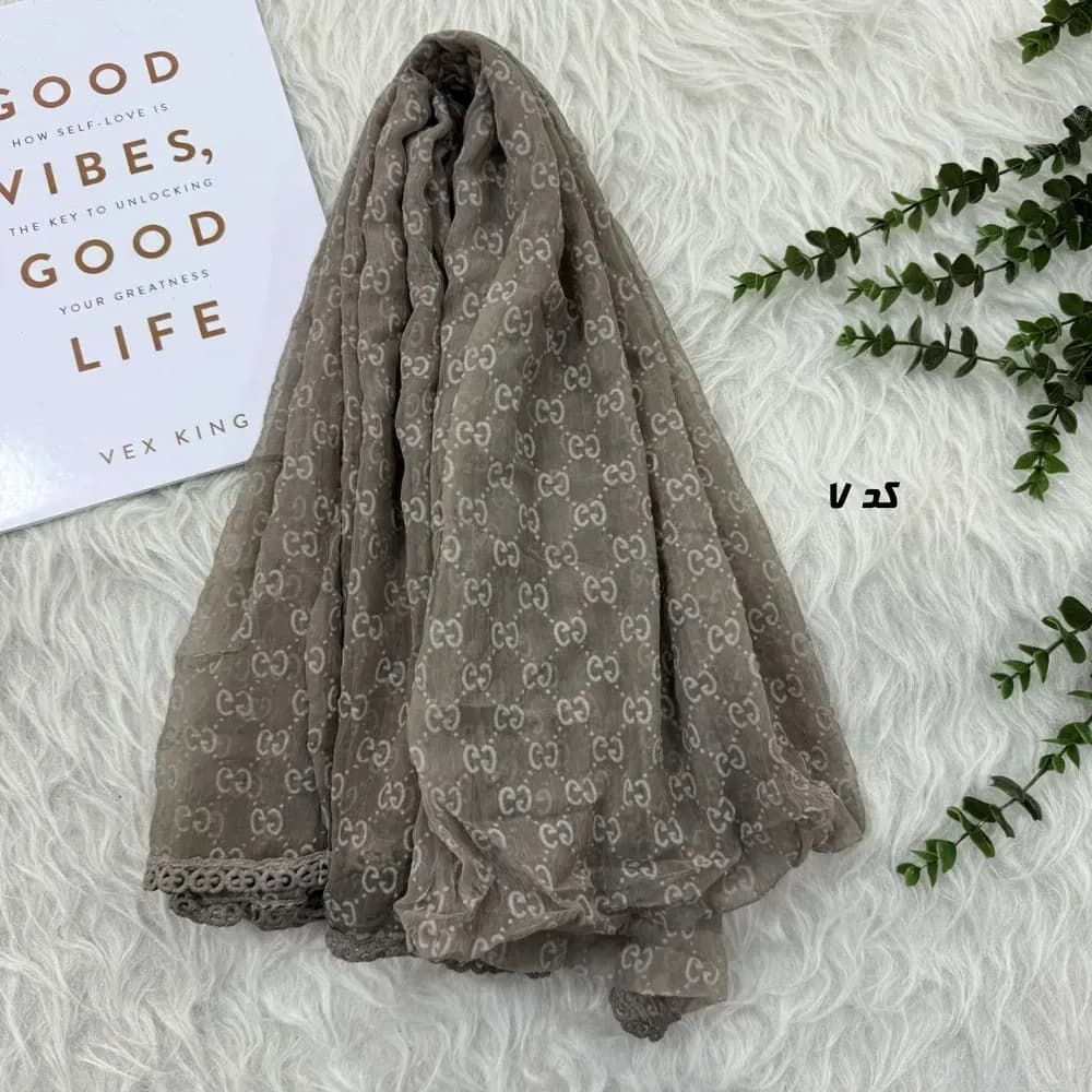 شال حریر مجلسی طرح گوچی قواره 190 در 80 سانتیمتر کد 1964 — تصویر ۳