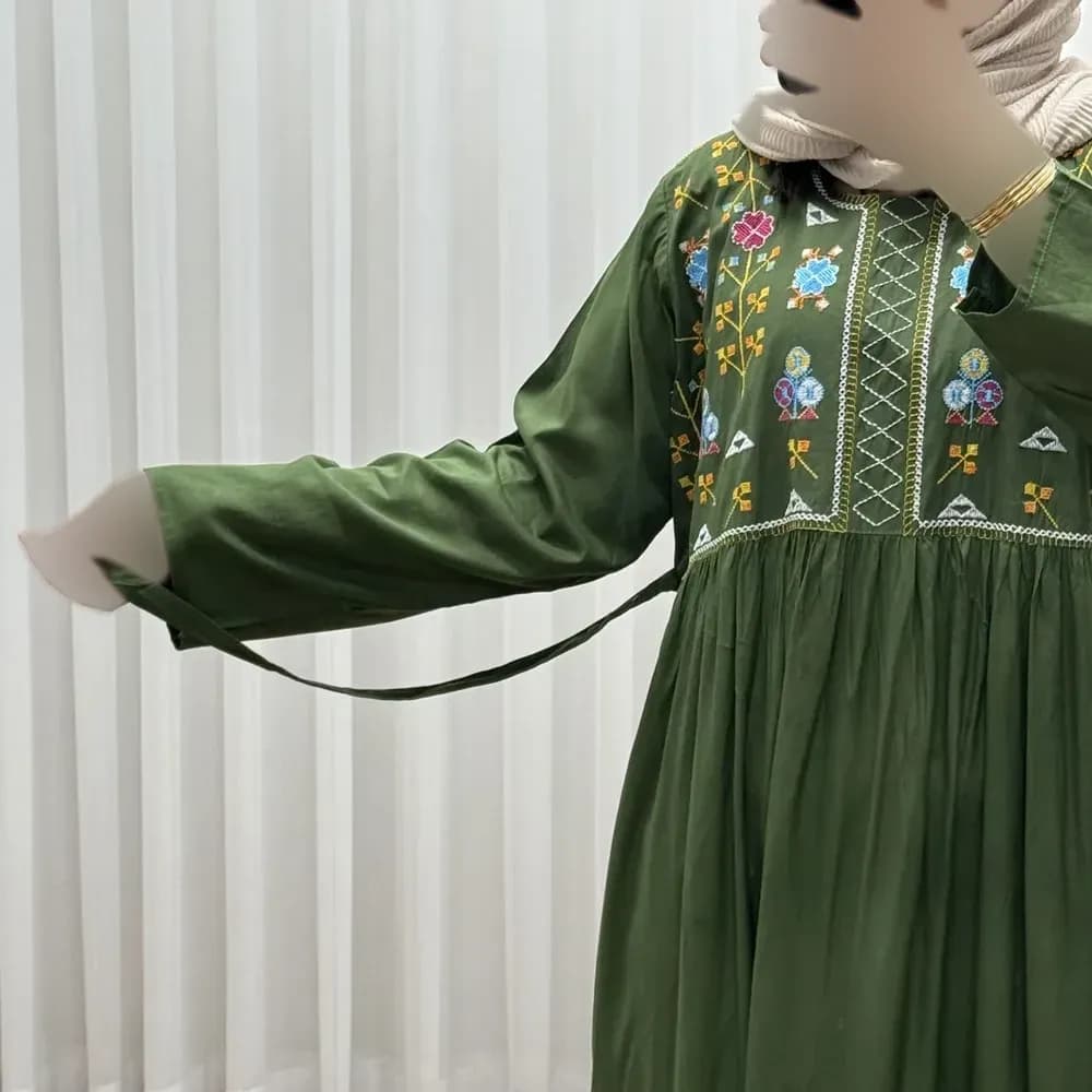 پیراهن نخی هندی سلن گلدوزی فری سایز تا 50 کمربنددار چهارفصل زنانه شیک — تصویر ۸