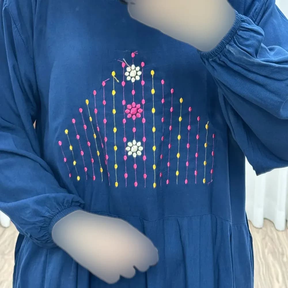پیراهن ساحلی نخی گلدوزی شده زنانه و دخترانه فری سایز تا 46 با کمربند — تصویر ۷