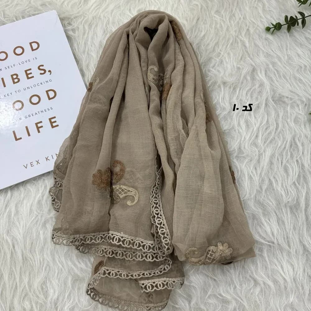 شال حریر مزونی قواره بزرگ ابعاد 190 در 80 سانتیمتر کد 1959 — تصویر ۴
