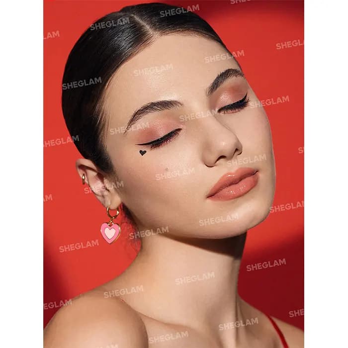 خط چشم ماژیکی شیگلم با استامپ قلبی Sheglam — تصویر ۵