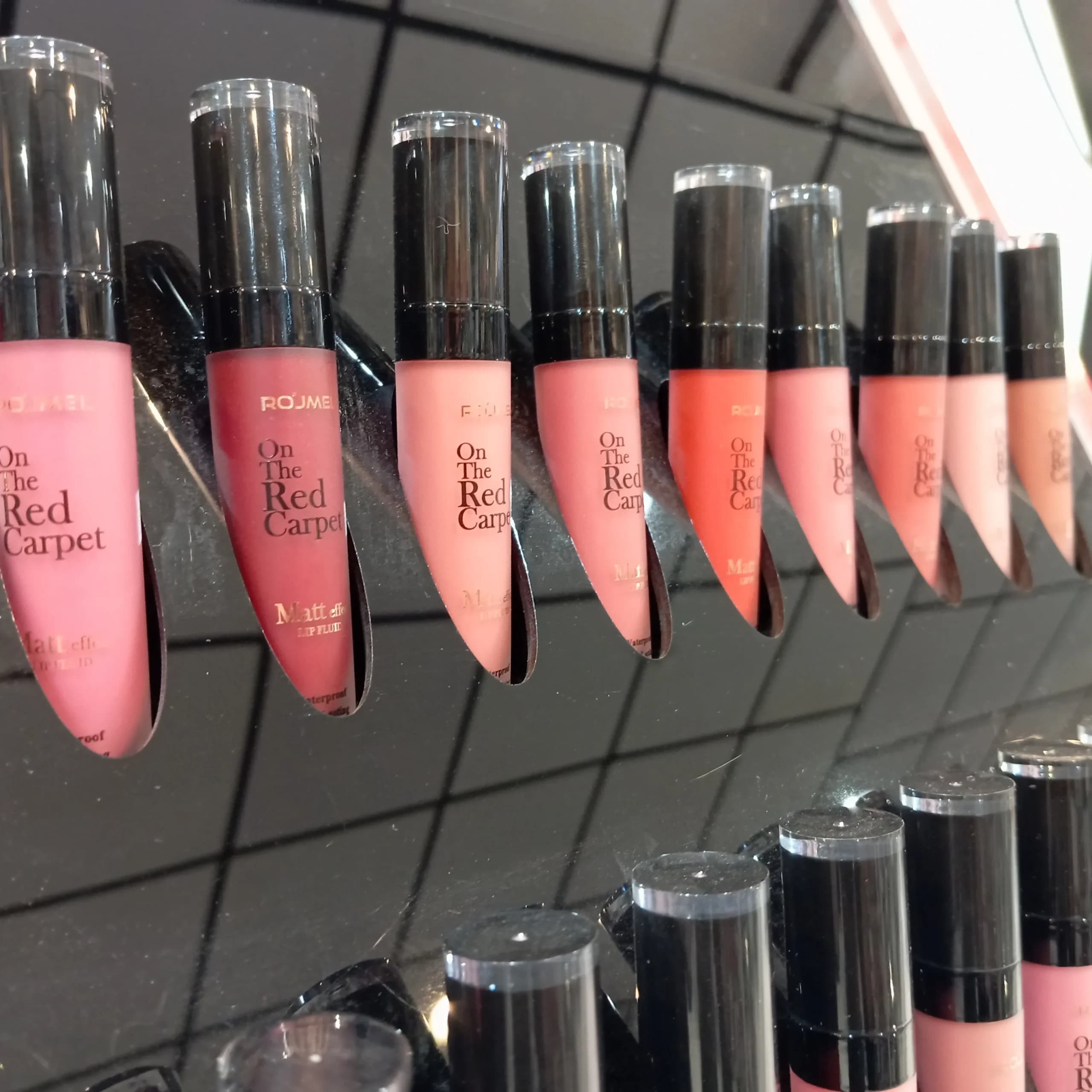 رژلب مایع مات افکت رژمل 302 Matt Effect Lip Fluid Waterproof ROJMEL — تصویر ۴
