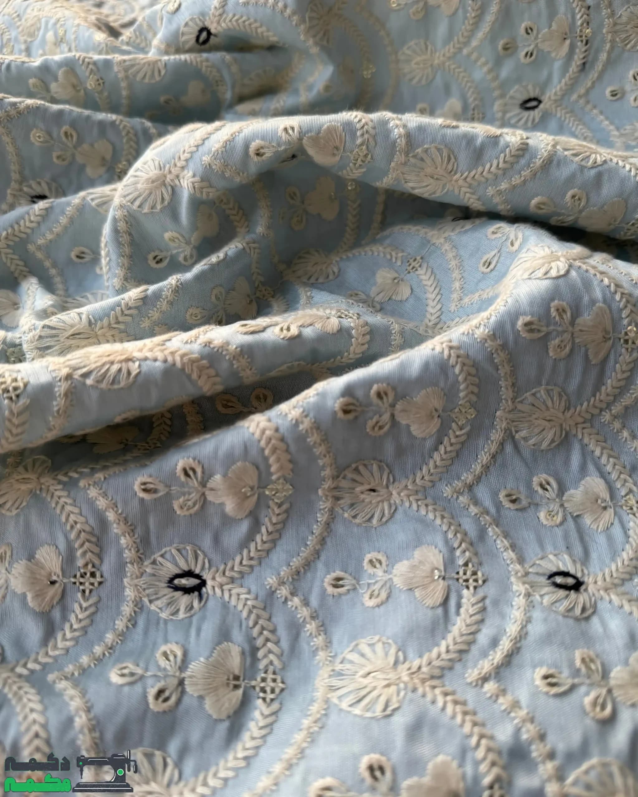 پارچه تافته سوزن دوزی آبی کبریتی — تصویر ۳