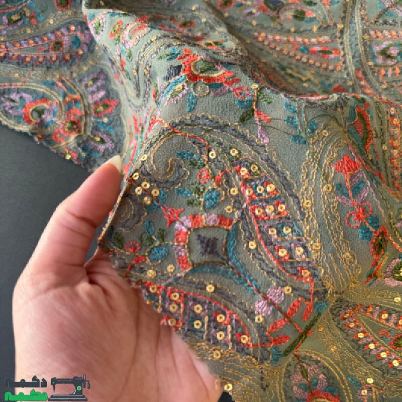 پارچه حریر زمینه سبز و گلدوزی — تصویر ۳