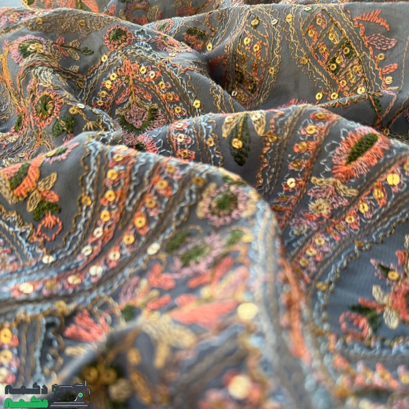 پارچه حریر زمینه آبی درباری و گلدوزی — تصویر ۳