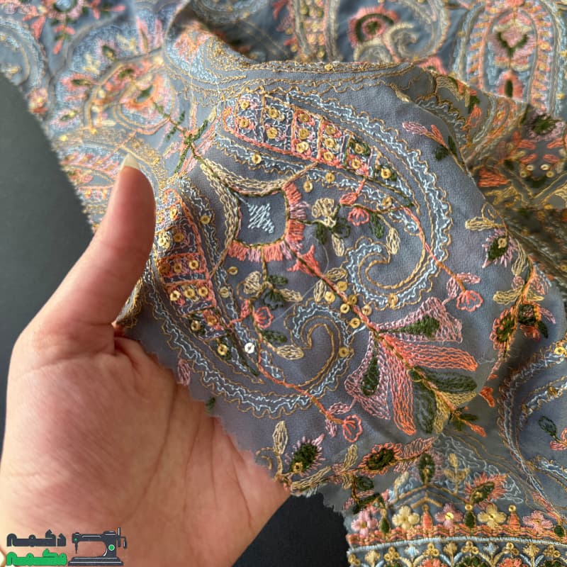 پارچه حریر زمینه آبی درباری و گلدوزی — تصویر ۲