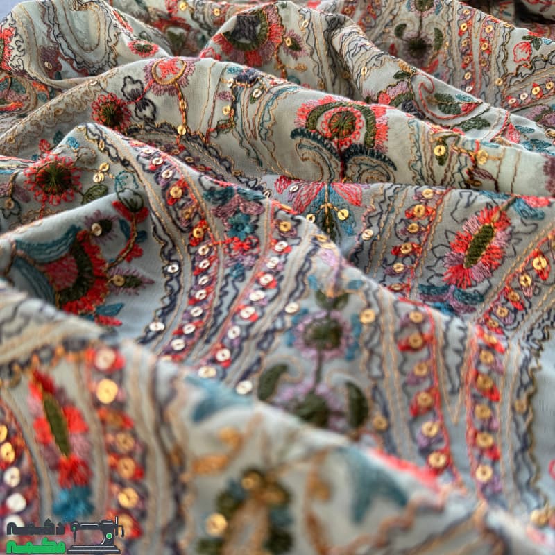 پارچه حریر زمینه آبی روشن و گلدوزی — تصویر ۴