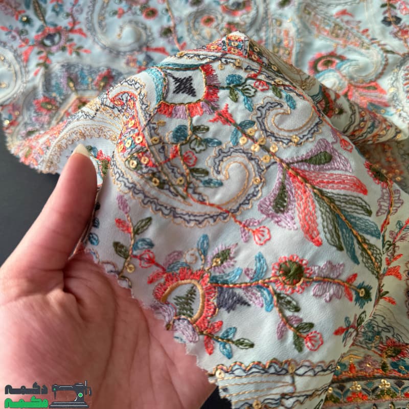 پارچه حریر زمینه آبی روشن و گلدوزی — تصویر ۲
