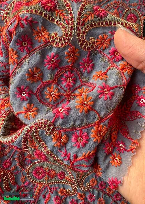 پارچه حریر با زمینه خاکستری و گلدوزی سنتی قرمز و نارنجی — تصویر ۵