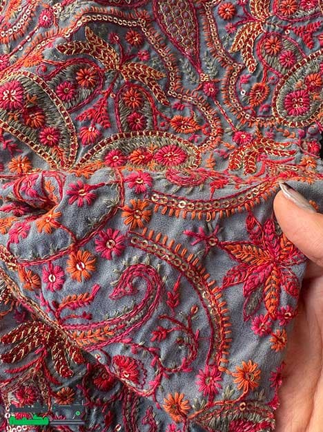 پارچه حریر با زمینه خاکستری و گلدوزی سنتی قرمز و نارنجی — تصویر ۴