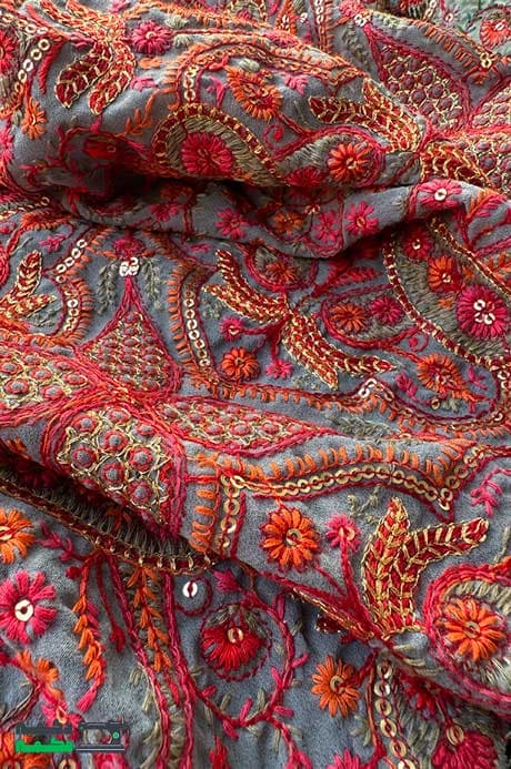 پارچه حریر با زمینه خاکستری و گلدوزی سنتی قرمز و نارنجی — تصویر ۶