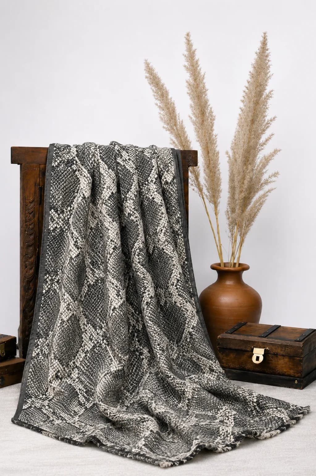 پارچه چرم پوست ماری نقره ای مشکی