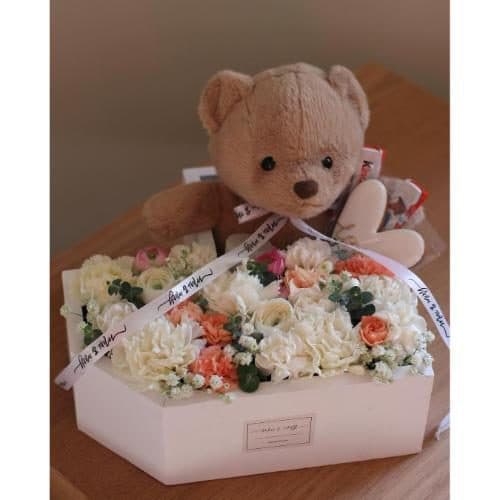 باکس گل گل عروس و داودی برای روز زن 4698
