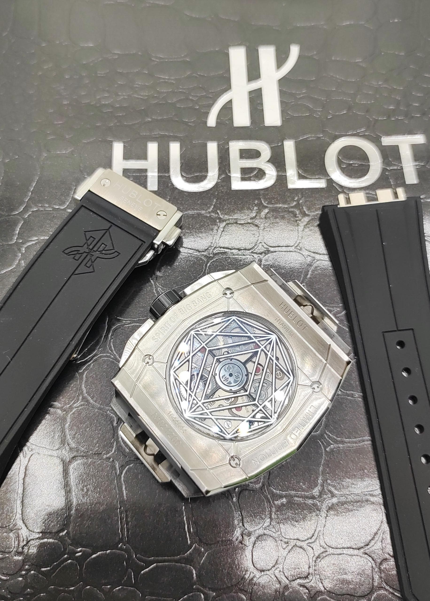 ساعت مردانه هابلوت بيگ بنگ فول نگین – Hublot — تصویر ۳