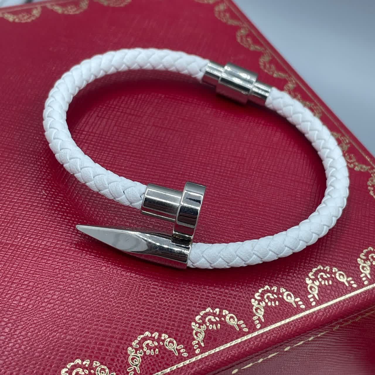 دستبند چرمی میخ کارتیه Cartier