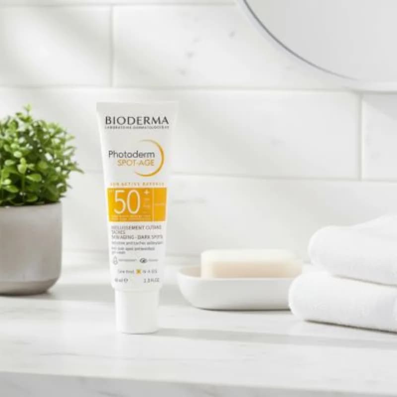 کرم ضد آفتاب بی رنگ بایودرما فتودرم اسپات ایج +SPF50 حجم 40 میلی لیتر — تصویر ۴