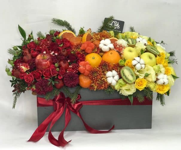 هدیه به همراه گل و میوه ی شب یلدا برای داماد